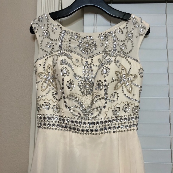 Beautiful gown - Picture 4 of 5